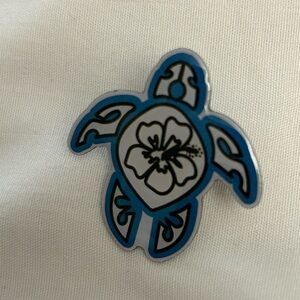 Amazon Hawaii DHi2 Station’s Logo Blue and White Turtle Pin💙🤍Limited Edition